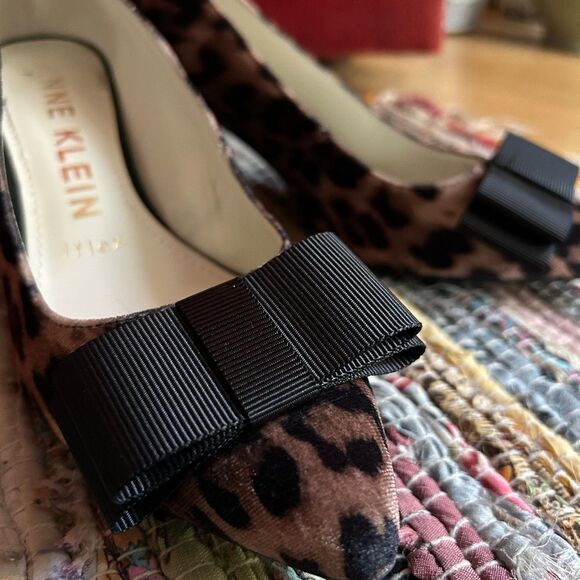 Anne Klein Animal Print Heels with Black Accent Size 6 - Picture 6 of 12